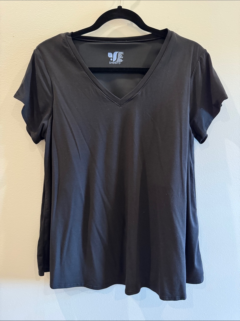 Shebird size 6 Black V-Neck Short Sleeve Tee